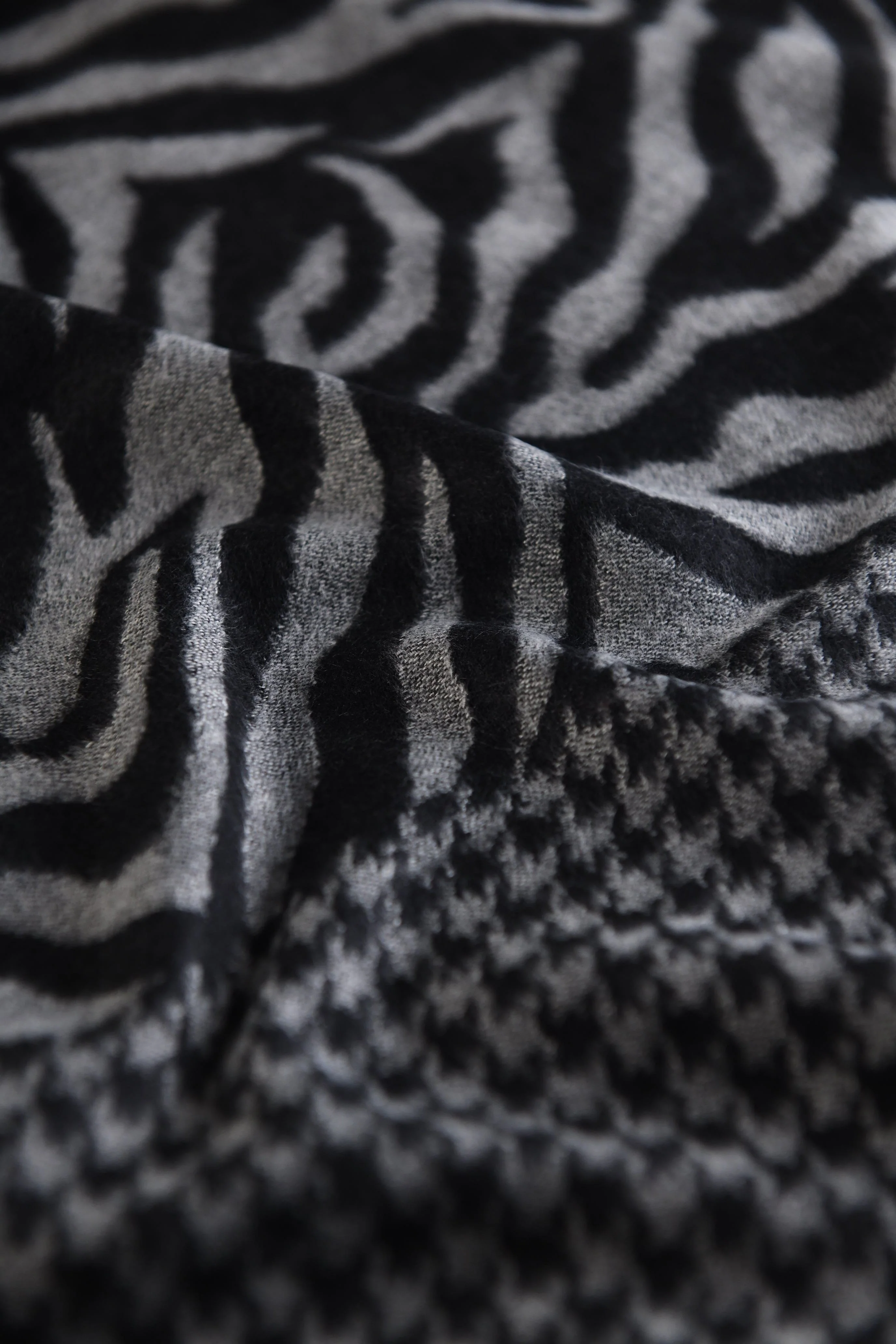 Pashtush mens Acro Wool stole, Monotone Wild Stripes design, Black - Image 3