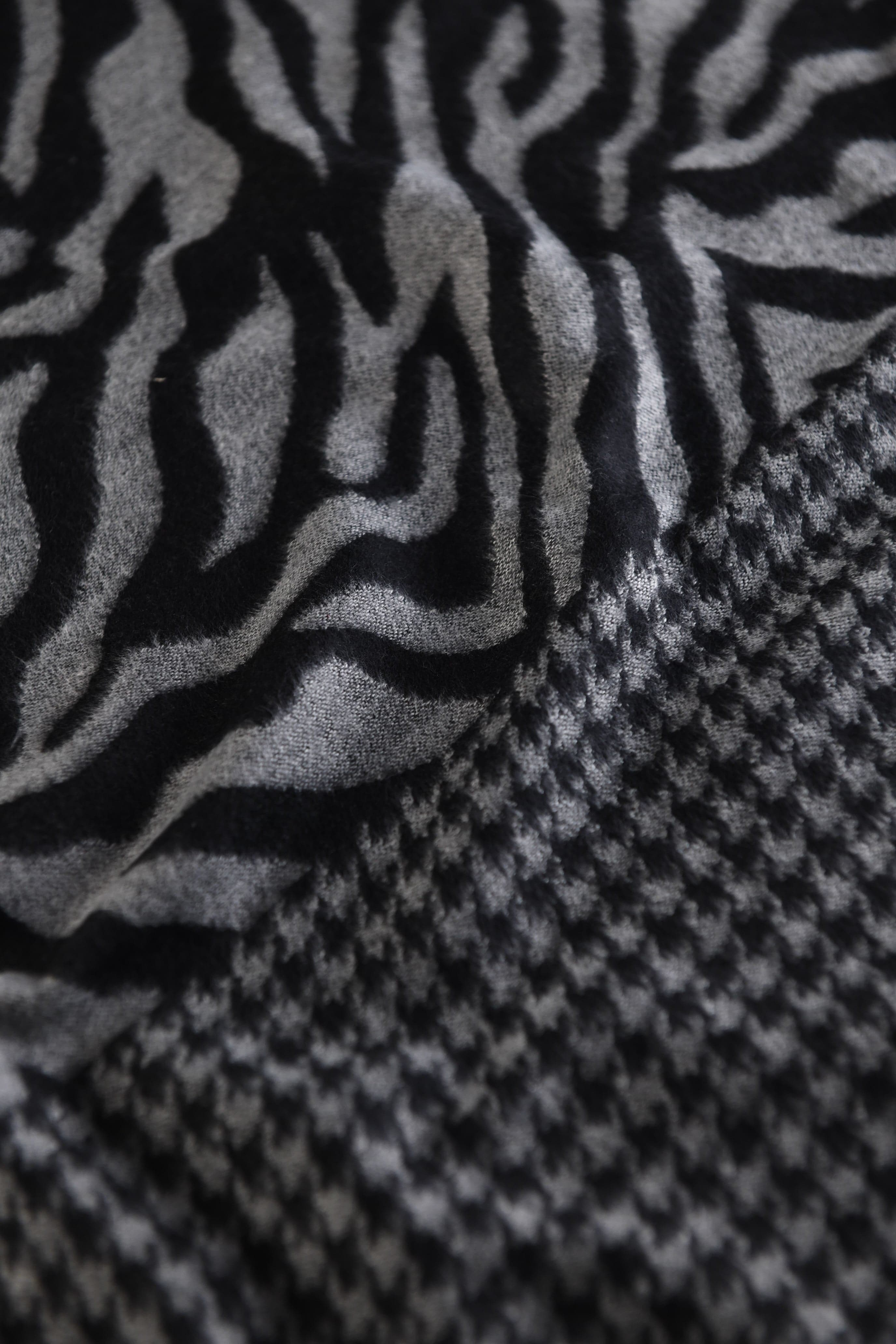 Pashtush mens Acro Wool stole, Monotone Wild Stripes design, Black - Image 7