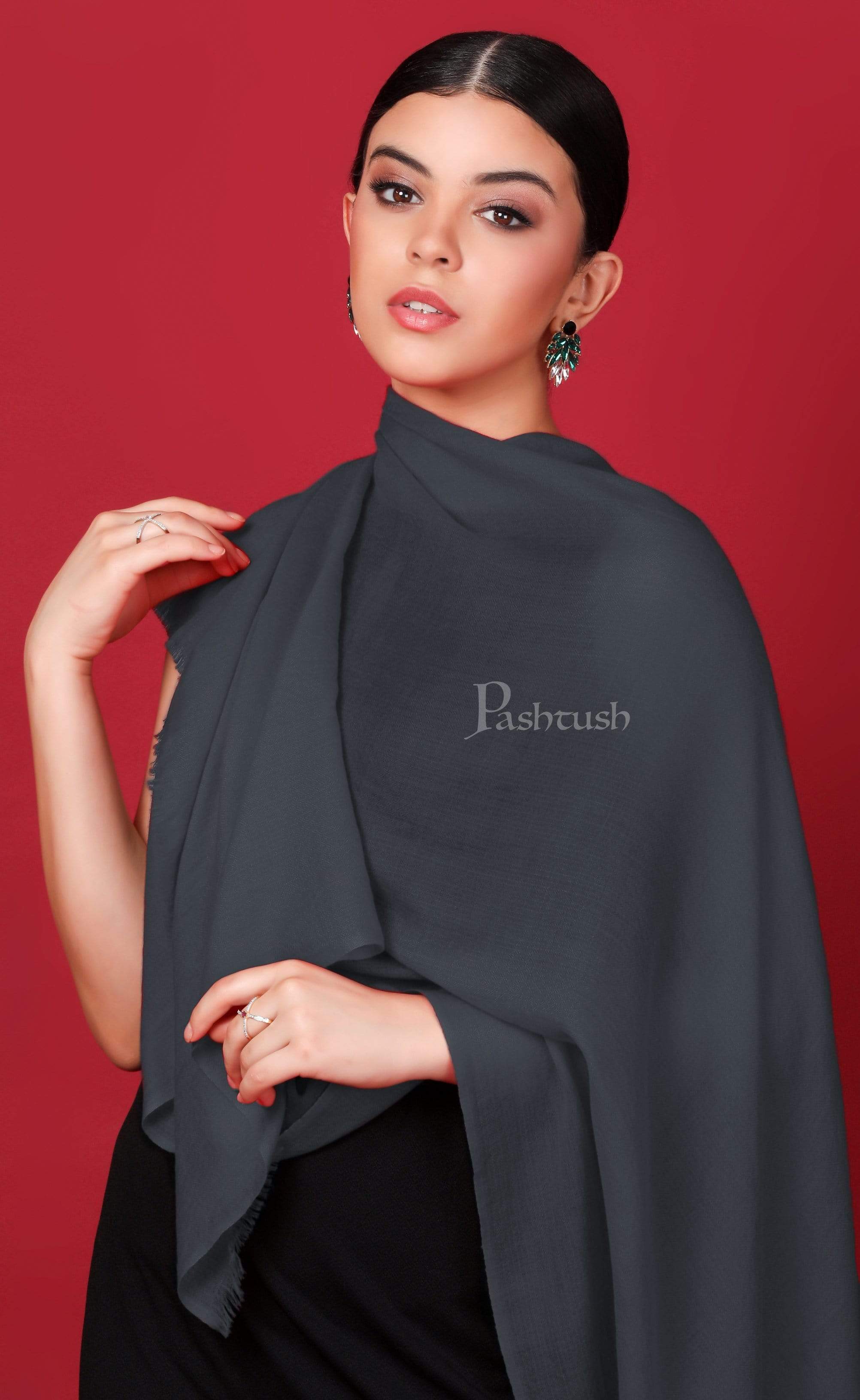 Pashtush Womens Cashmere  Scarf, Diamond Weave, Charcoal Grey - Image 5