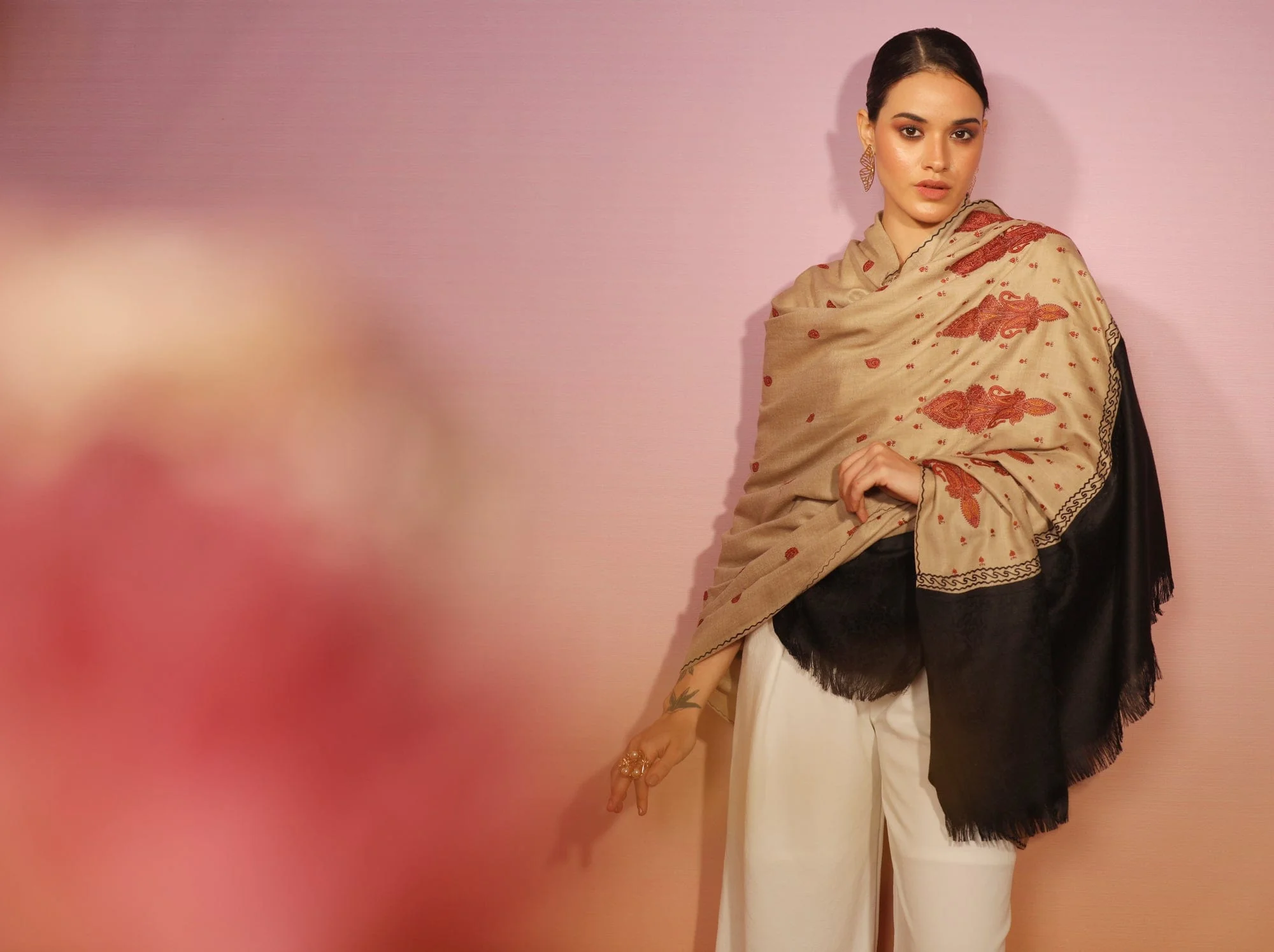 Pashtush womens Fine Wool shawl, pasiley design, Beige And Black - Image 2
