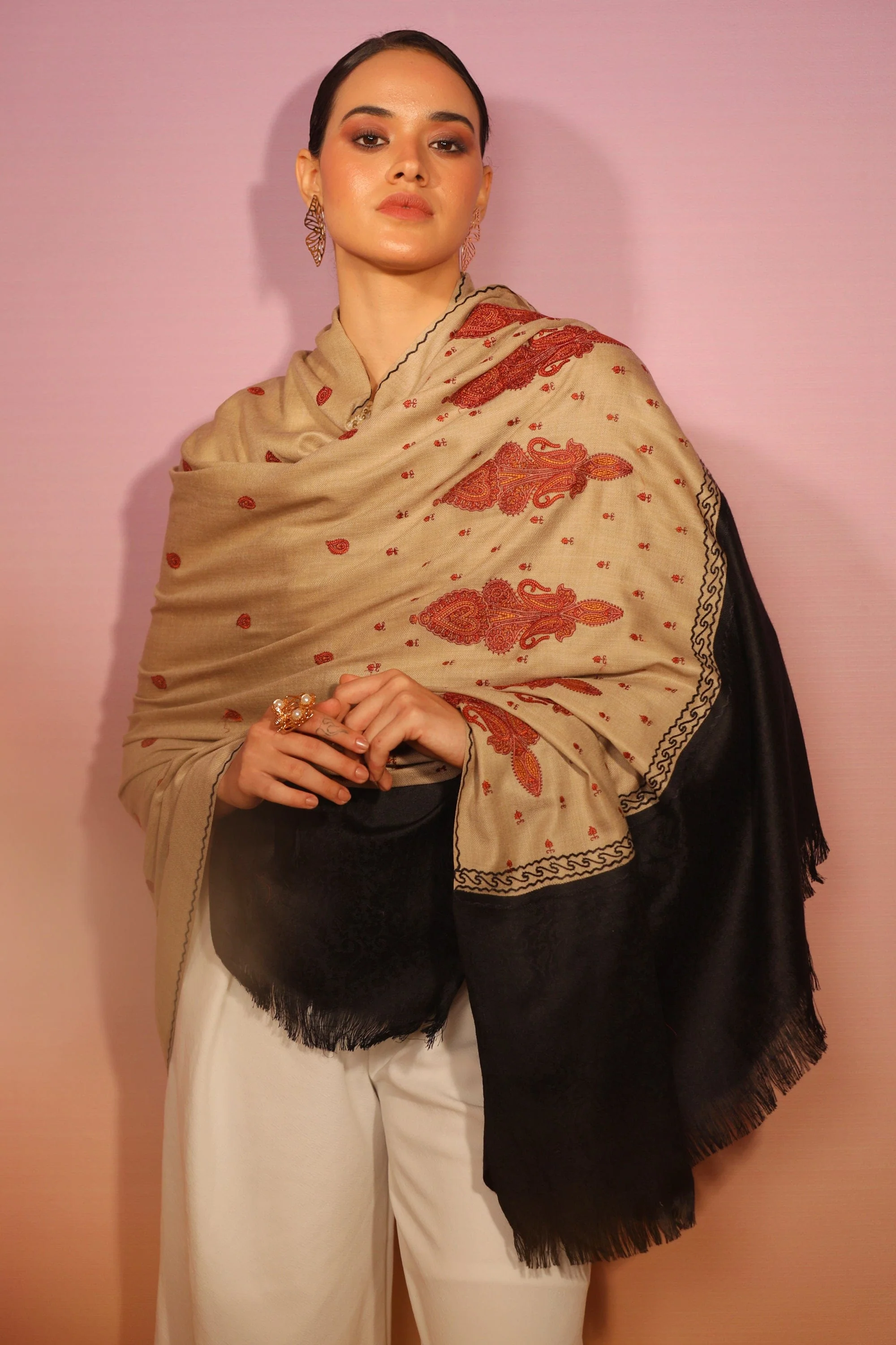 Pashtush womens Fine Wool shawl, pasiley design, Beige And Black - Image 6