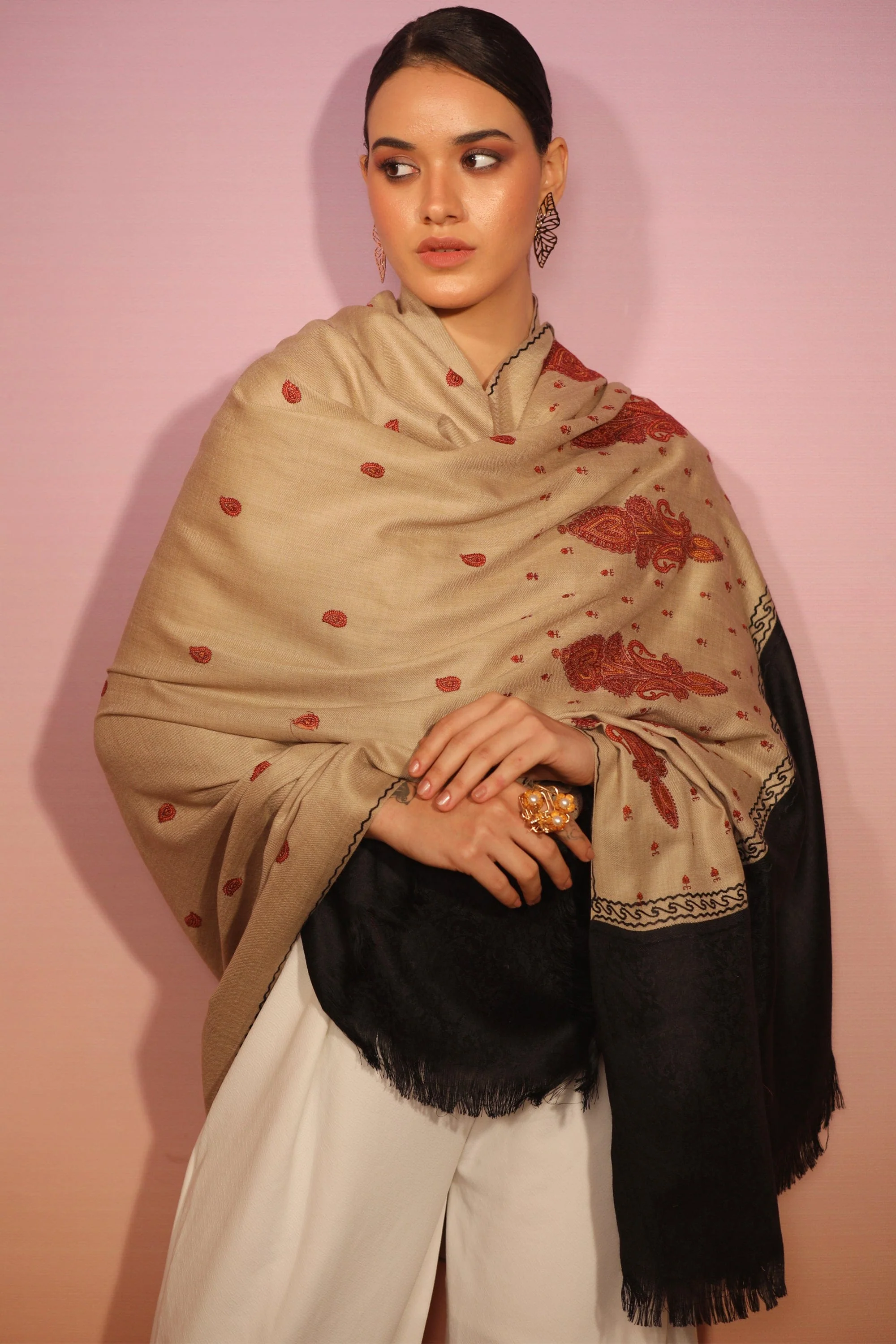 Pashtush womens Fine Wool shawl, pasiley design, Beige And Black - Image 8