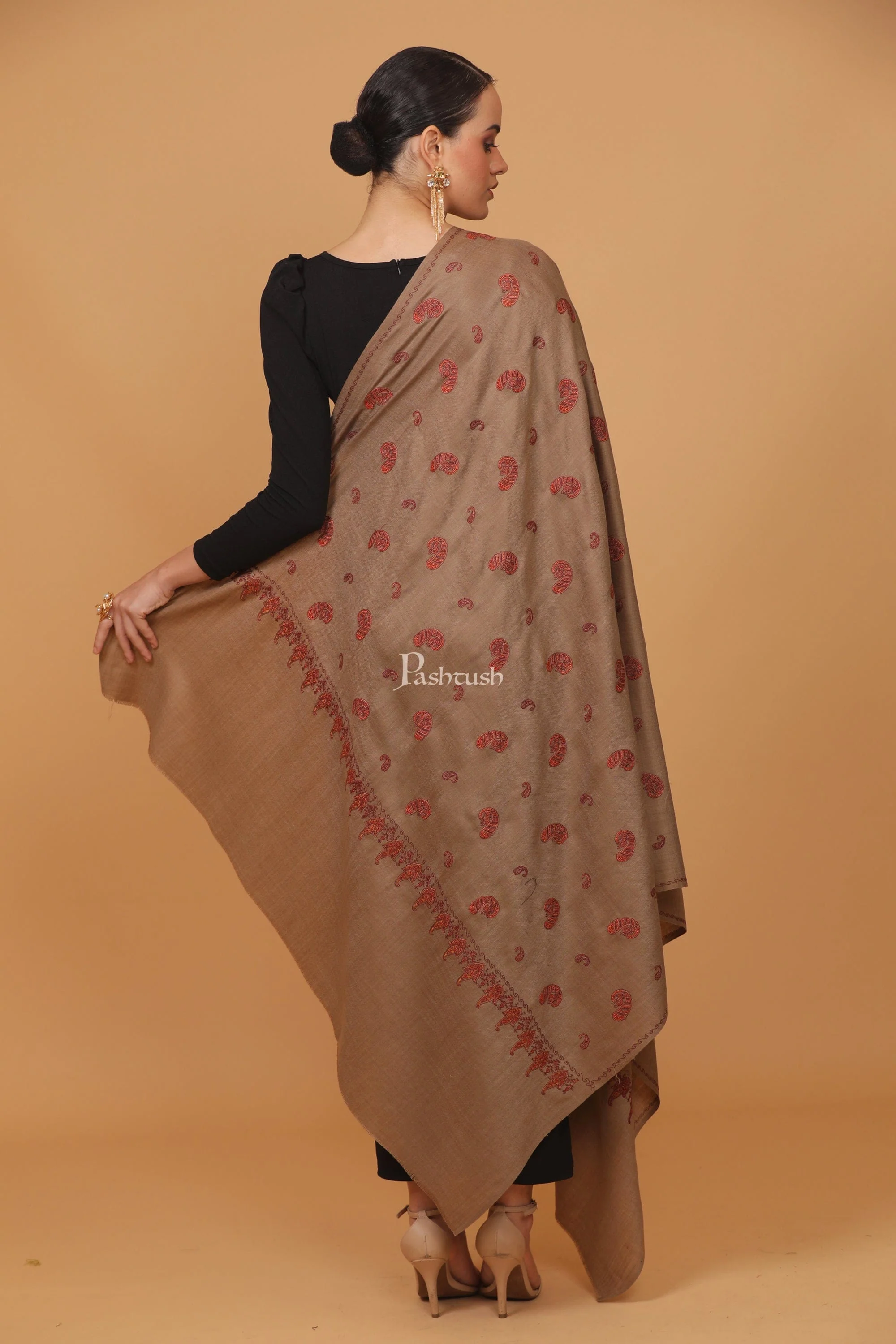 Pashtush womens Fine Wool shawl, pasiley design, Taupe - Image 6