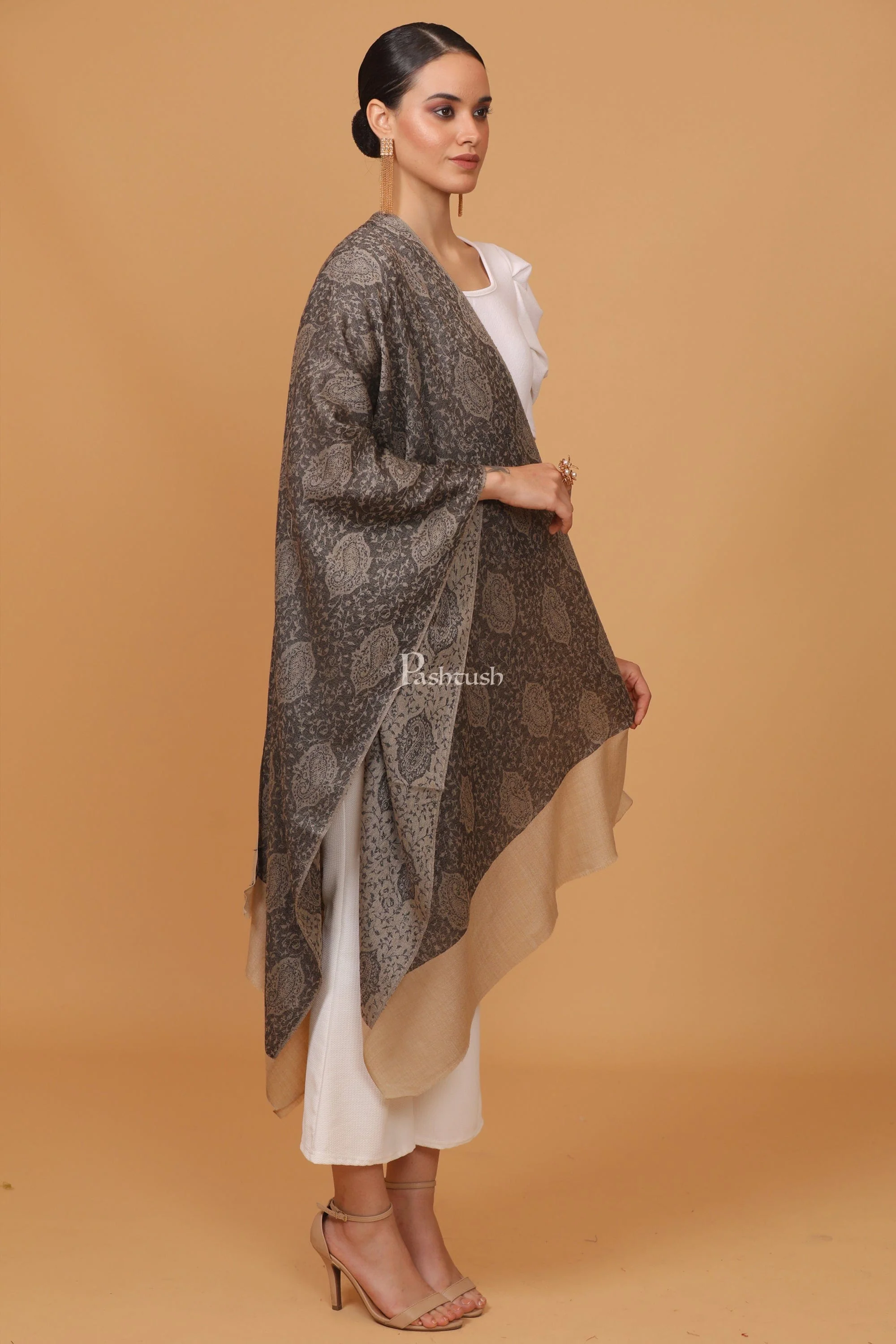 Pashtush womens Fine Wool stole, jacquard design, Black And Beige