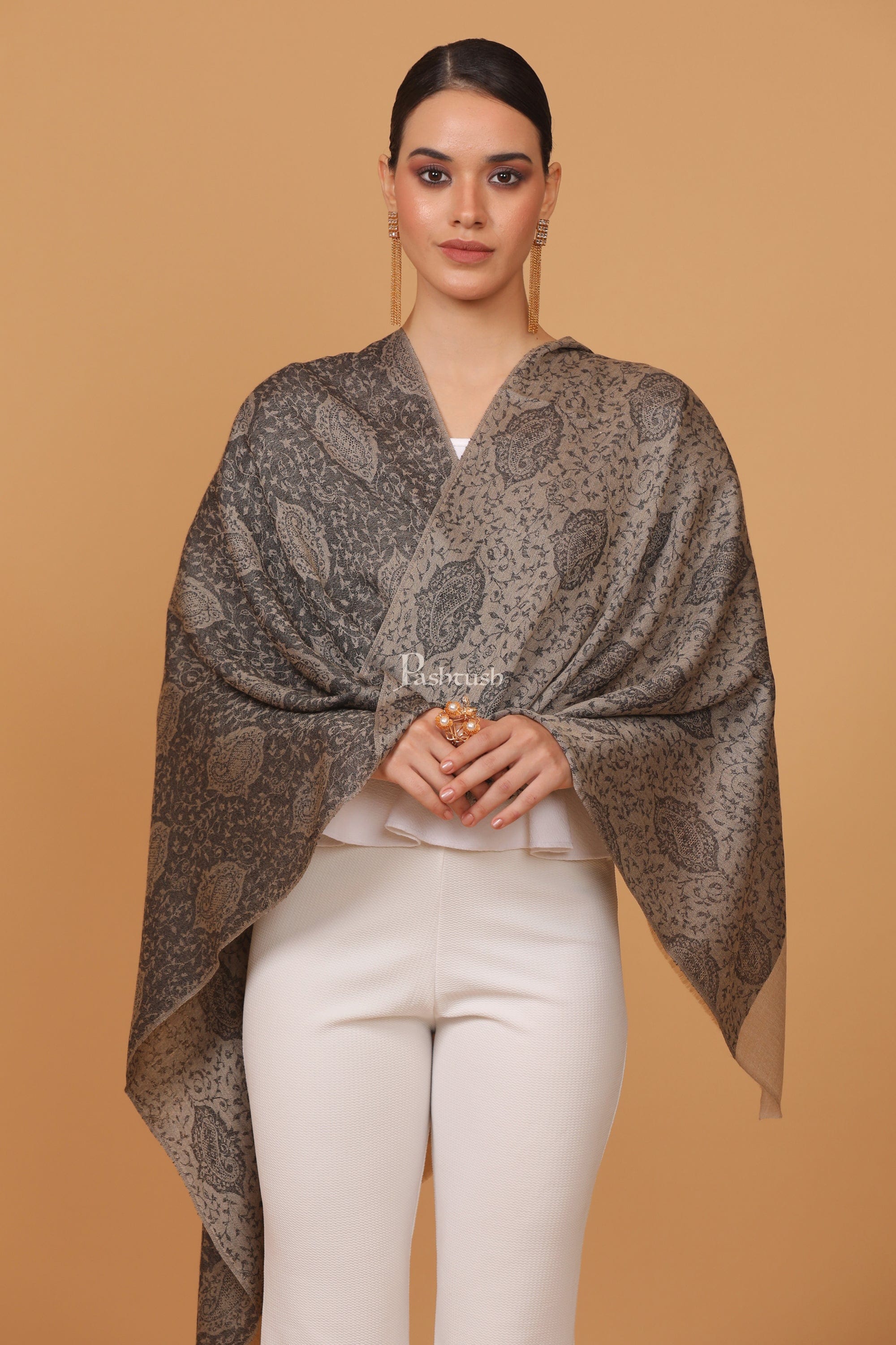 Pashtush womens Fine Wool stole, jacquard design, Black And Beige - Image 4