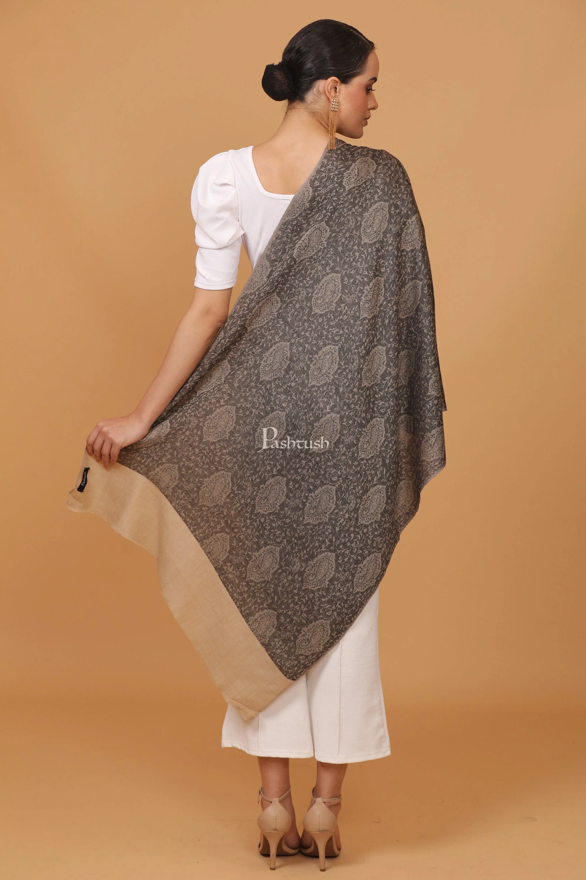 Pashtush womens Fine Wool stole, jacquard design, Black And Beige - Image 5