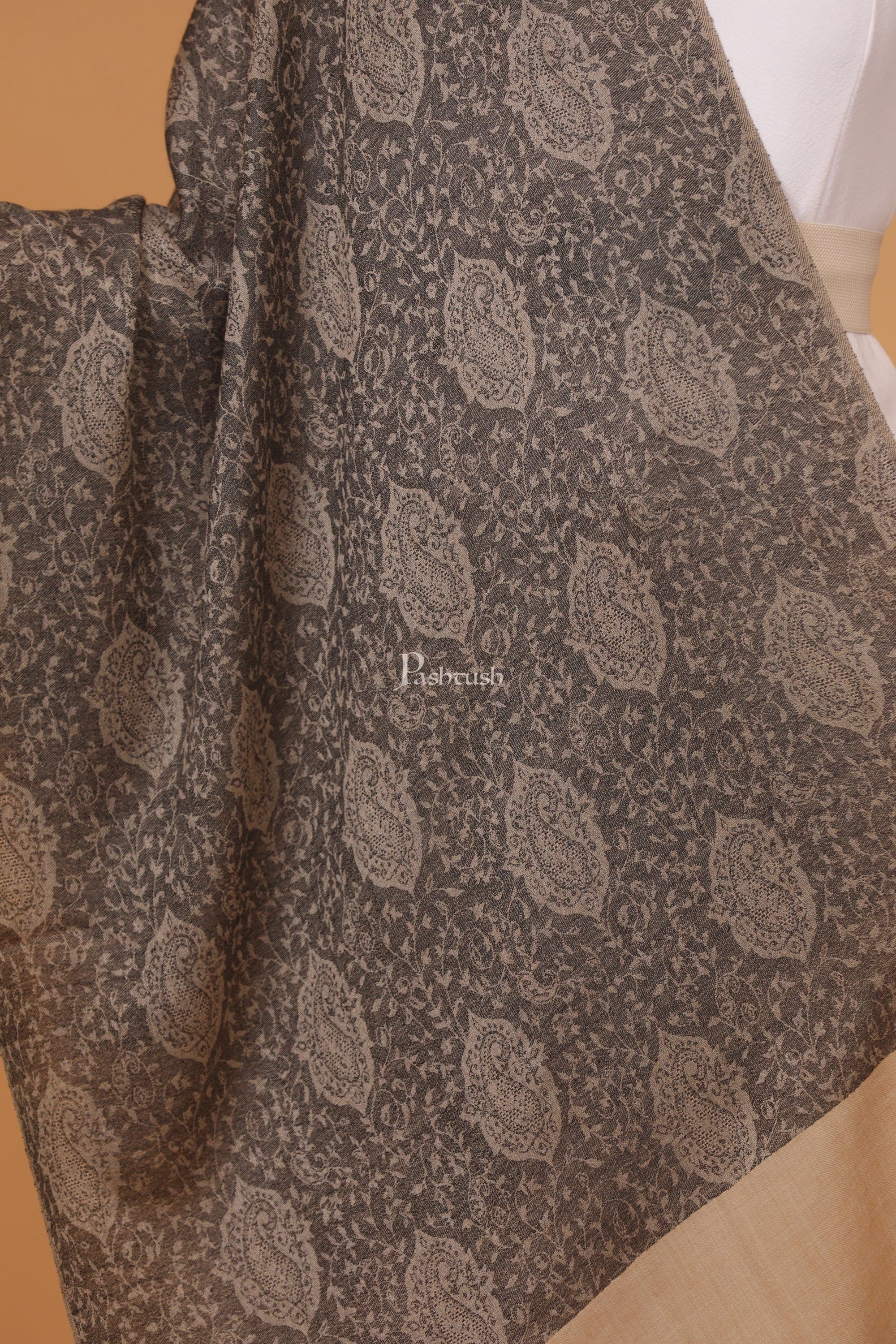 Pashtush womens Fine Wool stole, jacquard design, Black And Beige - Image 6