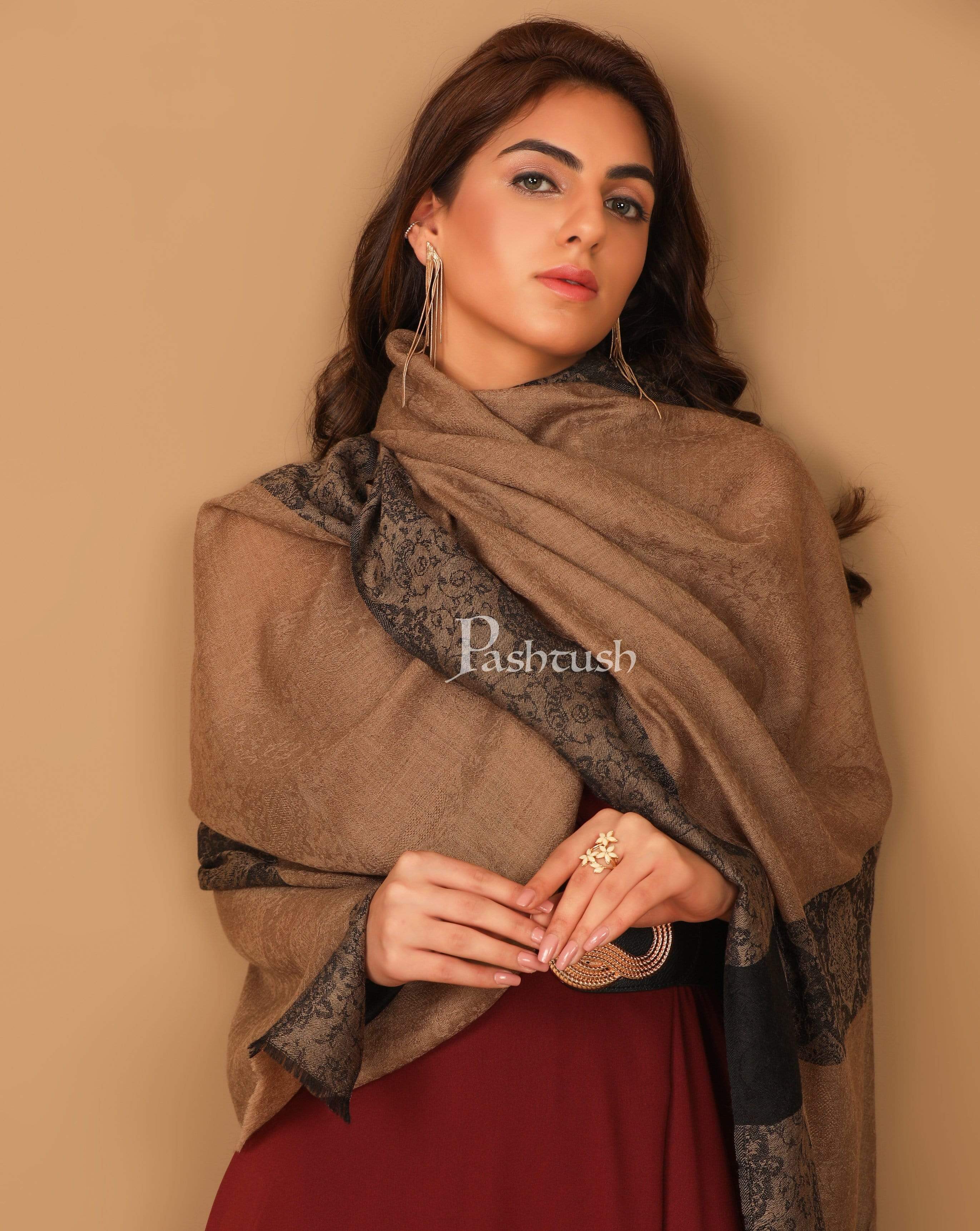Pashtush Women'S Reversible Stole, With Paiseley Weave, Neutral Beige And Black - Image 5